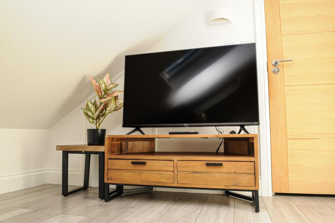Luxury 5 Star London Apartment - Parking, Garden, Nr Greater London Metro Stations Londres Exterior foto